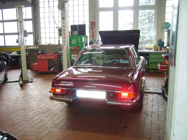 Mercedes-Benz Pagode in der Werkstatt