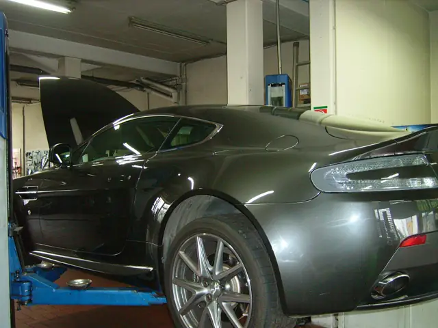 Aston Martin auf der Hebebühne