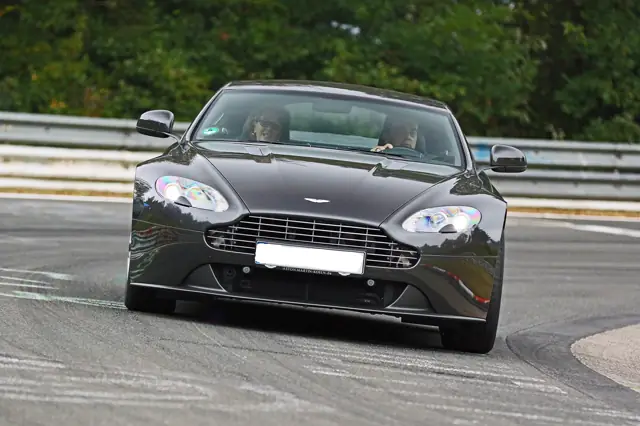 Aston Martin auf der Rennstrecke