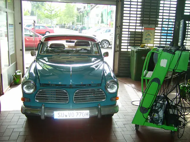 Volvo Amazon in der Werkstatt-Einfahrt