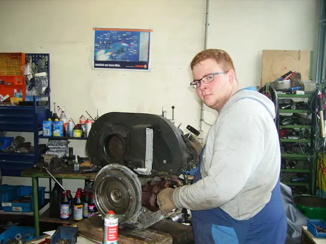 Mitarbeiter am ausgebauten Motor
