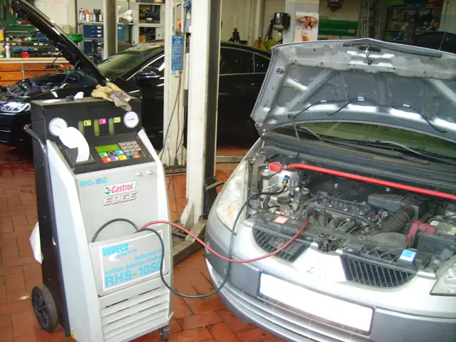 Klimaservice-Station am Fahrzeug