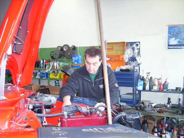Mitarbeiter am Motor eines MG Magnette