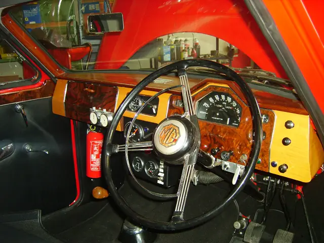 Holzarmaturenbrett eines MG Magnette