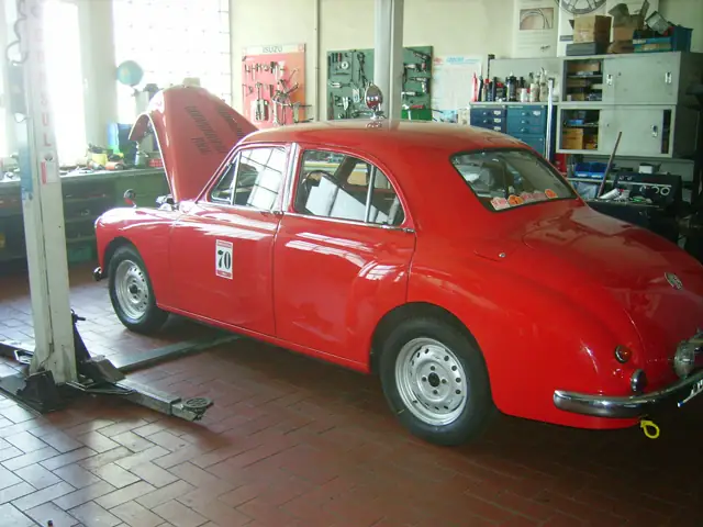 Roter MG Magnette auf der Hebebühne