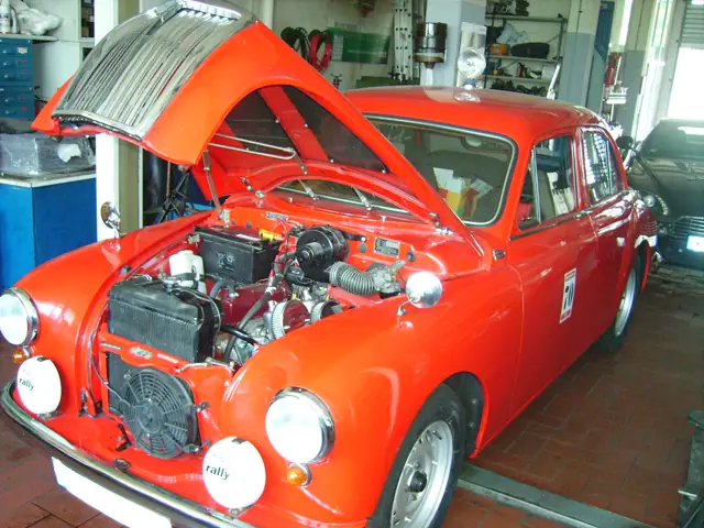 MG Magnette mit geöffneter Motorhaube