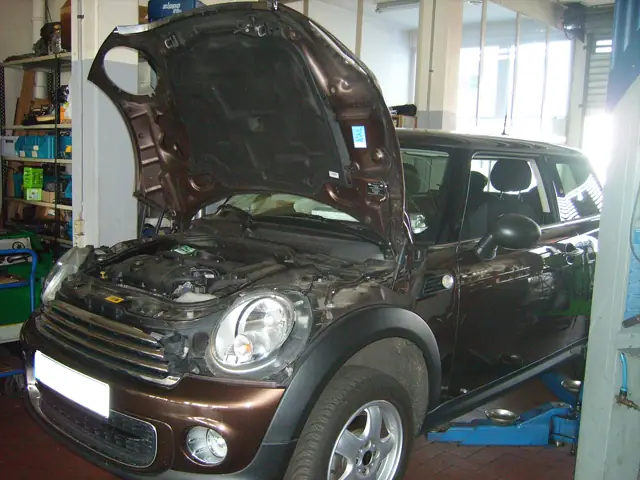Mini Clubman mit geöffneter Motorhaube