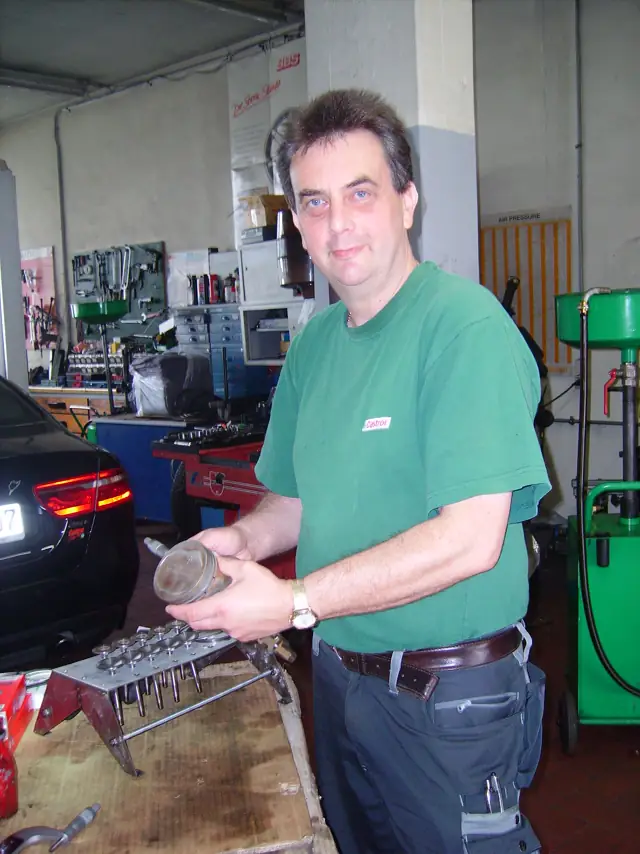 Mitarbeiter mit Kolben in der Hand