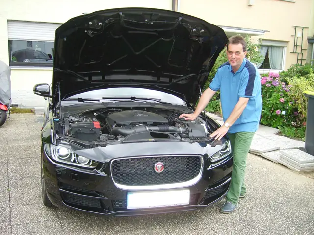 Jaguar XE mit Mitarbeiter vor der Werkstatt