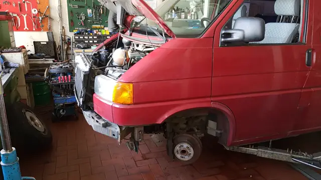 VW Bus T4 bei der Reparatur