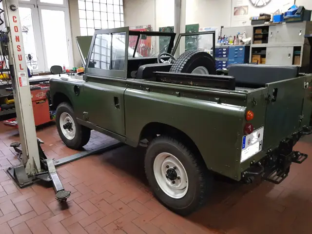Land Rover Series in der Werkstatt