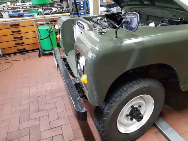 Land Rover Series mit geöffneter Haube