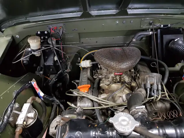 Motorraum des Land Rover