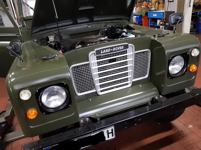 Front des Land Rover Series mit H-Kennzeichen