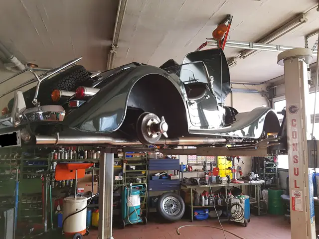 Morgan auf der Hebebühne, Blick in die Werkstatt