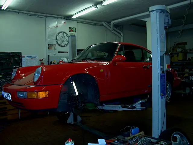 Roter Porsche 911 auf der Hebebühne