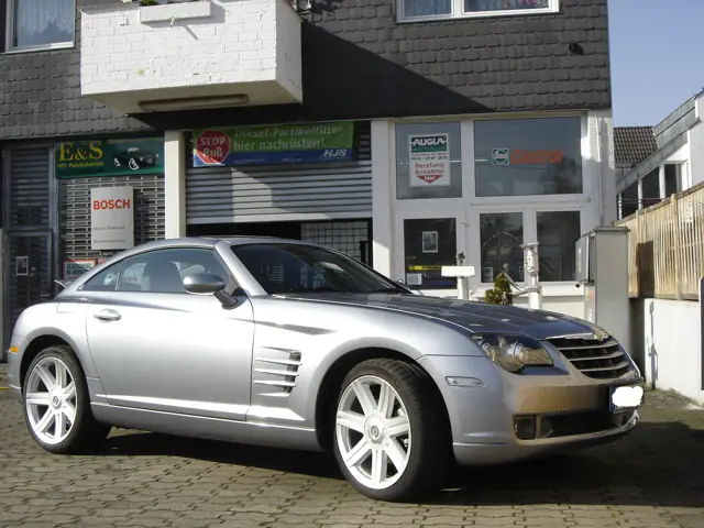 Chrysler Crossfire vor der Werkstatt