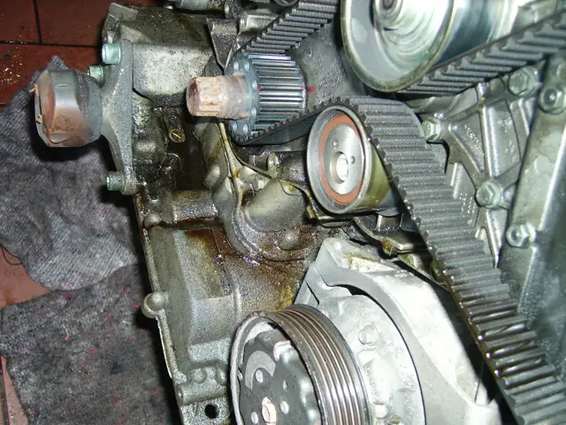 Motor mit Zahnriemen bei der Reparatur