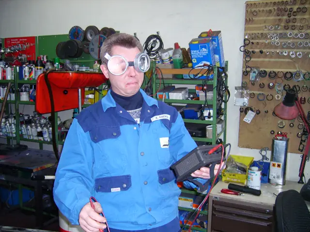 Mitarbeiter mit Schutzbrille und Messgerät