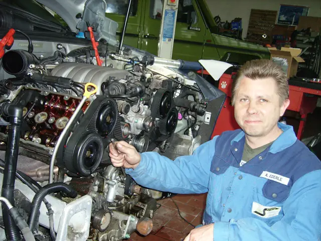 Mitarbeiter an einem geöffneten Motor