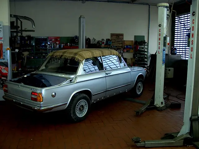 BMW 02 Cabrio auf der Hebebühne