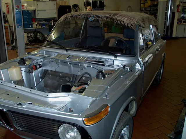 BMW 02 mit ausgebautem Motor