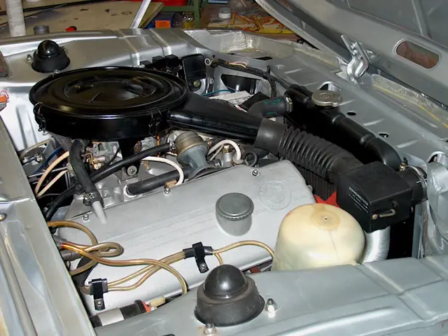 Motorraum eines BMW 02