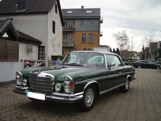 Mercedes-Benz Coupé vor der Werkstatt