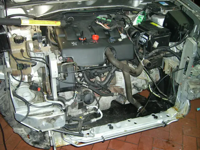 Motorraum bei der Reparatur