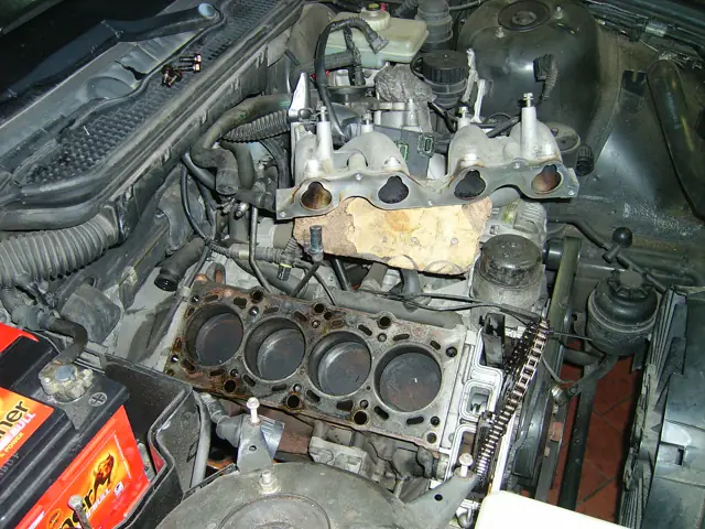 Motor mit abgenommenem Zylinderkopf