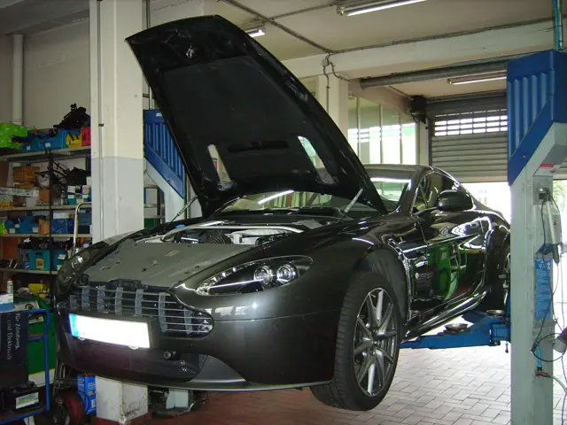 Aston Martin auf der Hebebühne