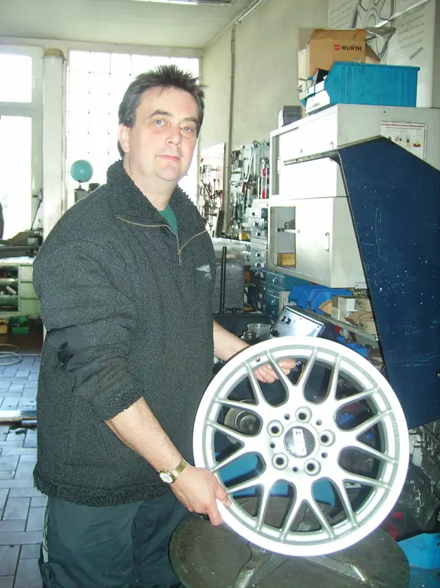 Mitarbeiter mit BBS-Felge