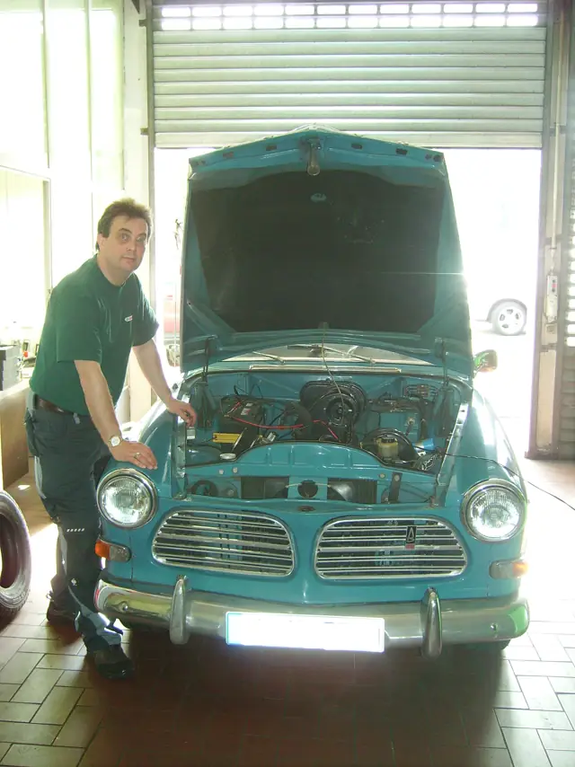 Volvo Amazon mit geöffneter Motorhaube