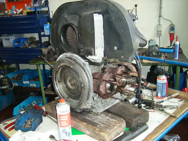 Ausgebauter Motor mit Kupplung