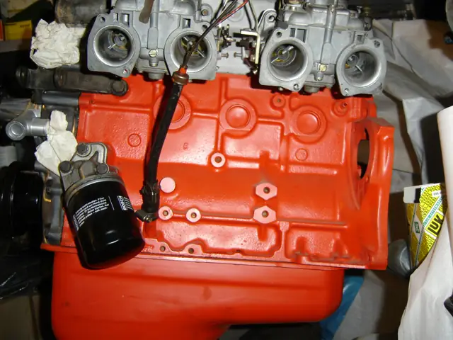 Rot lackierter Motorblock mit Doppelvergasern