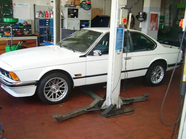 BMW 6er Coupé auf der Hebebühne