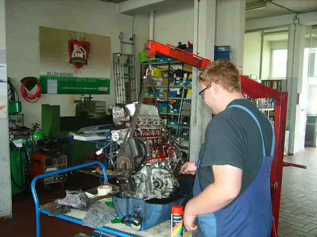 Mitarbeiter an einem Motor auf dem Montagebock