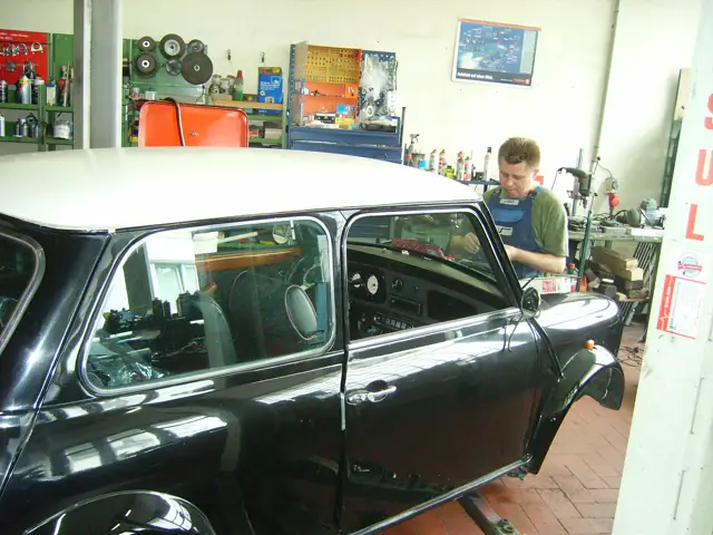 Mini mit weißem Dach in der Werkstatt