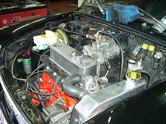 Motorraum mit Rennvergasern