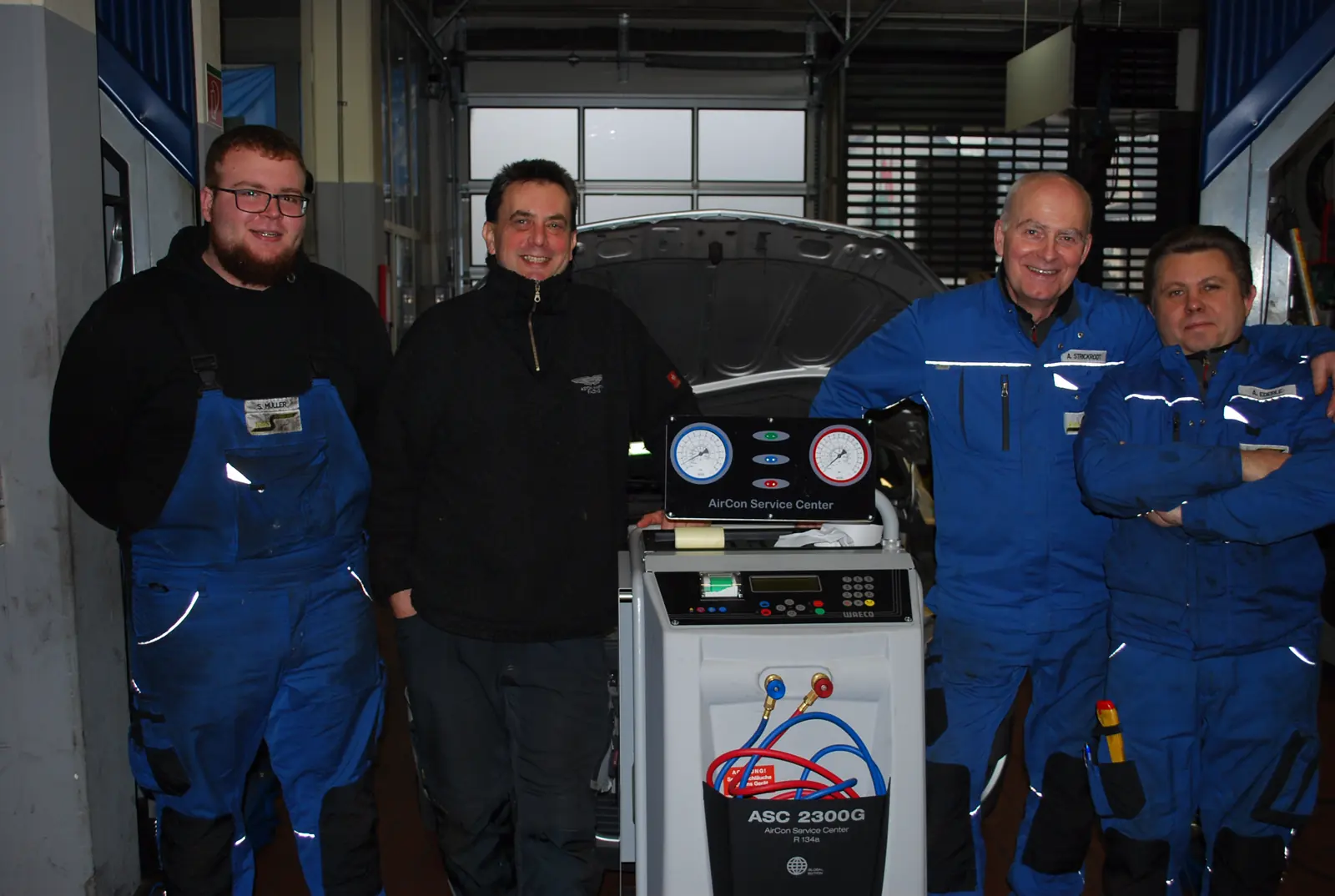 Das Team von E&S Autoservice vor der Klimaservice-Station