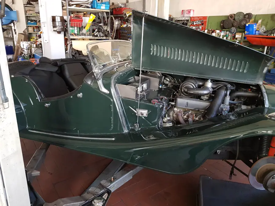 Grüner Morgan-Roadster auf der Hebebühne in der Werkstatt von E&S Autoservice